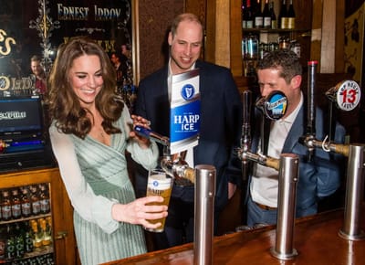 William e Kate, os duques também sabem tirar cervejas - TVI