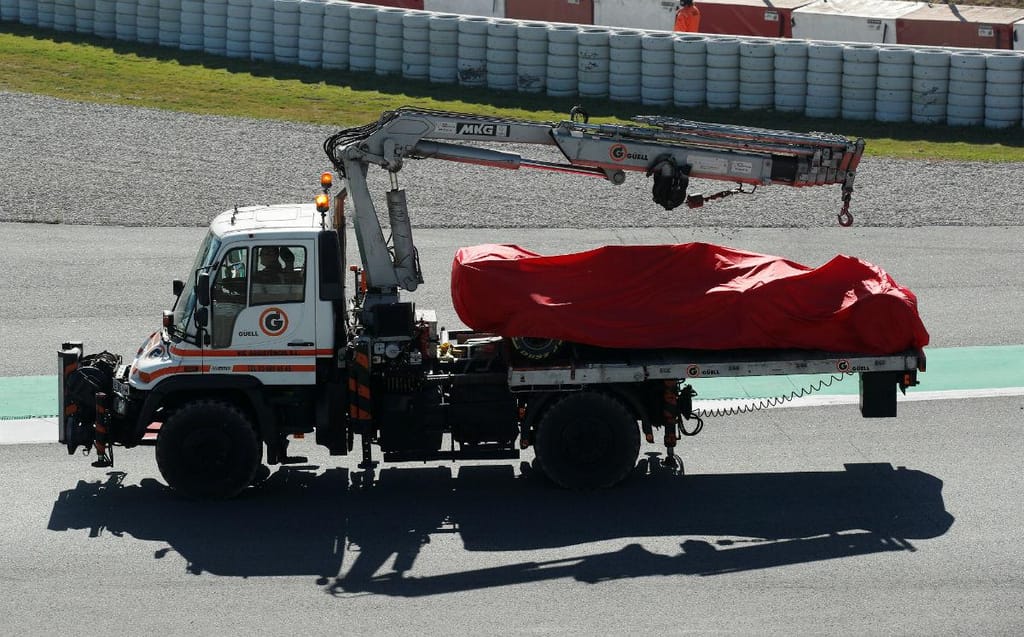 Ferrari de Sebastian Vettel é removido da pista (Reuters)