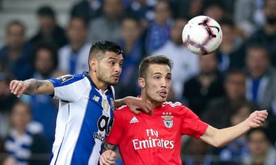 FC Porto esclarece situação de Corona: «Lesionou-se frente ao Benfica» - TVI