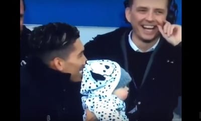 VÍDEO: Firmino posa com bebé no banco durante dérbi com Everton - TVI
