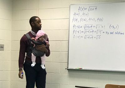 Professor dá aula com bebé de aluno nos braços, por este não ter com quem a deixar - TVI