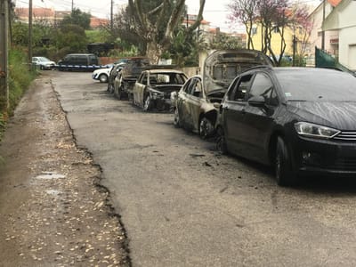 Oeiras: seis carros incendiados de madrugada em Queijas - TVI