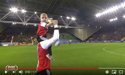 VÍDEO: Van Persie e a entrada em ombros que uma criança não esquecerá - TVI