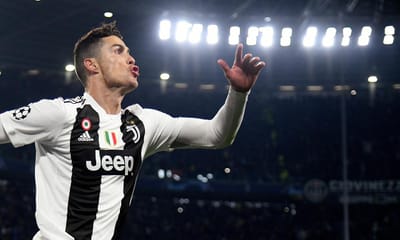 Champions: Ronaldo volta a marcar três em Turim e assina a «rimontata» - TVI
