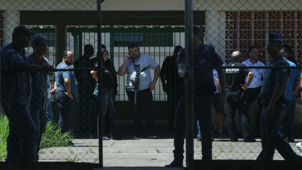 Familiares e polícia no exterior da escola onde ocorreu o ataque
