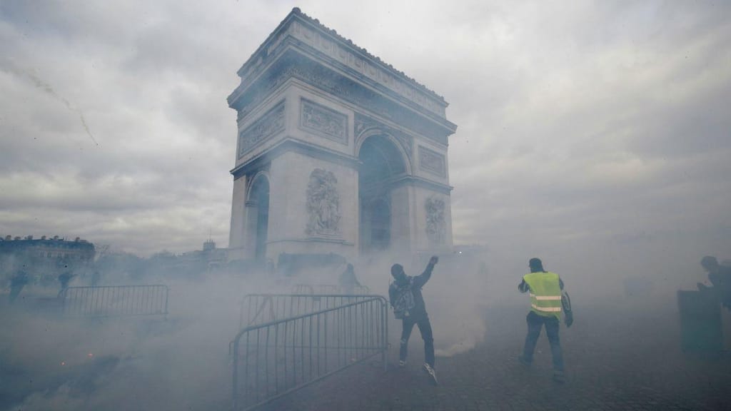 Manifestantes e polícia em confronto nas manifestações do movimento coletes amarelos em Paris