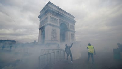 Cerca de 15.500 coletes amarelos manifestam-se em França pelo 27º sábado - TVI
