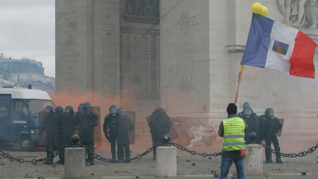 Manifestantes e polícia em confronto nas manifestações do movimento coletes amarelos em Paris