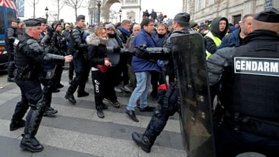 Coletes amarelos: mais de 100 detidos em distúrbios em Paris - TVI
