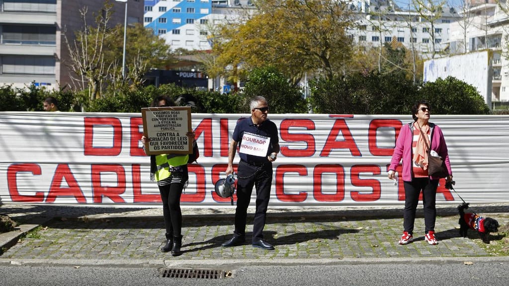 Lesados do BES pedem demissão de Carlos Costa