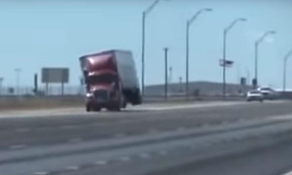 Vento atira camião 'ao tapete' (Reprodução YouTube)