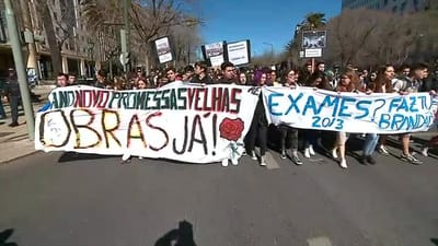 Estudantes manifestam-se pelo fim dos exames nacionais e falta de condições - TVI
