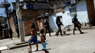 Brasil: a cada hora morre uma criança ou adolescente atingido por arma de fogo - TVI