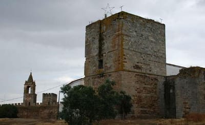 Raio danifica uma das torres do Castelo de Mourão, visitas estão interditas - TVI
