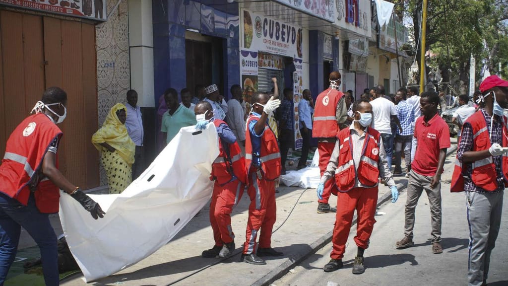 Carro bomba explode em Mogadíscio, na Somália