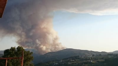 Incêndio em Castelo de Paiva já chegou a Arouca - TVI