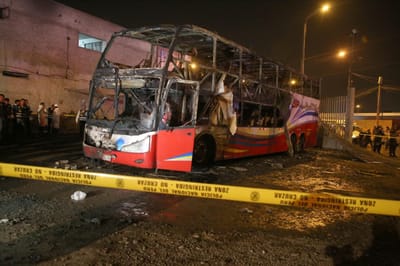 Pelo menos 20 mortos em incêndio num autocarro na capital do Peru - TVI