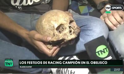 Incrível: leva crânio do avô para festejos do título argentino (VÍDEO) - TVI