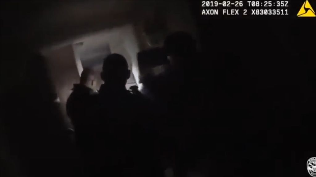 Polícias de Chandler no momento em que arrombaram a porta da habitação