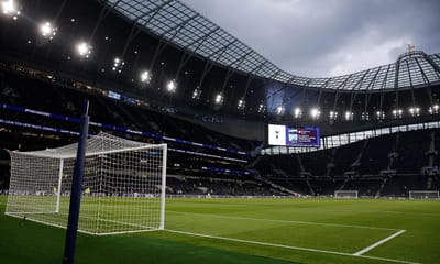 Incêndio no estádio do Tottenham obriga à retirada de 300 pessoas - TVI