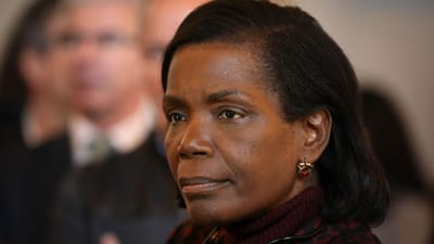 Ministra da Justiça inicia visita a Angola depois de há dois anos ter sido cancelada - TVI
