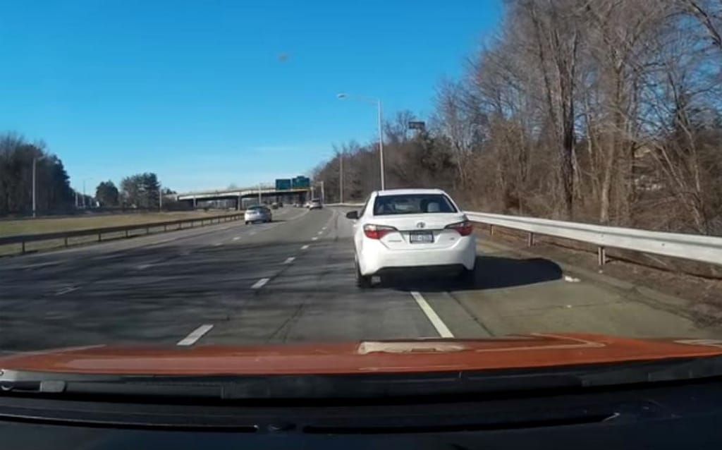 Automobilista a entrar numa autoestrada (reprodução YouTube)