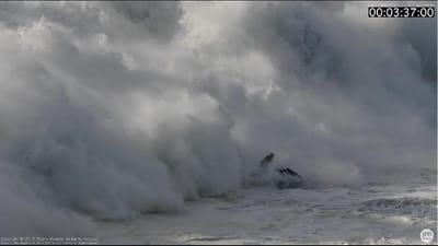 O impressionante resgate do surfista português que caiu em onda gigante na Nazaré - TVI