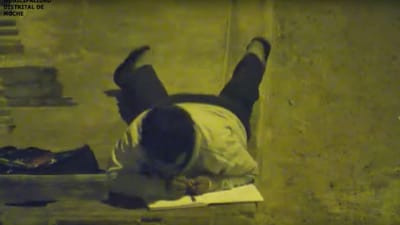 Câmaras de vigilância captam criança a estudar na rua por não ter luz em casa - TVI