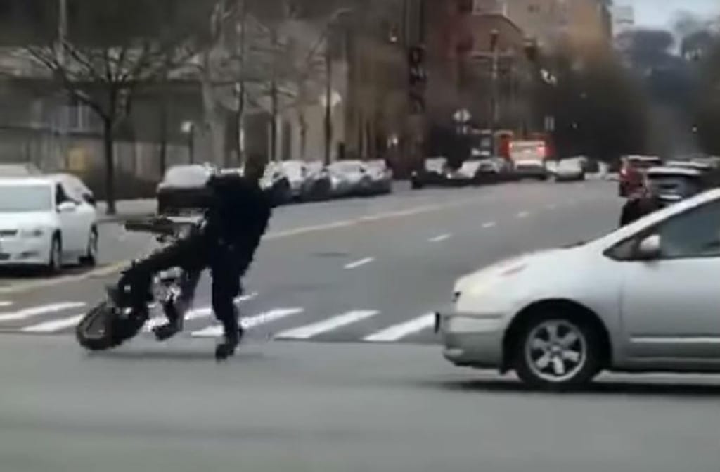 Polícia cai de moto (reprodução YouTube Bikelife tv uk)