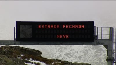 Estradas na Serra da Estrela fechadas devido à neve - TVI