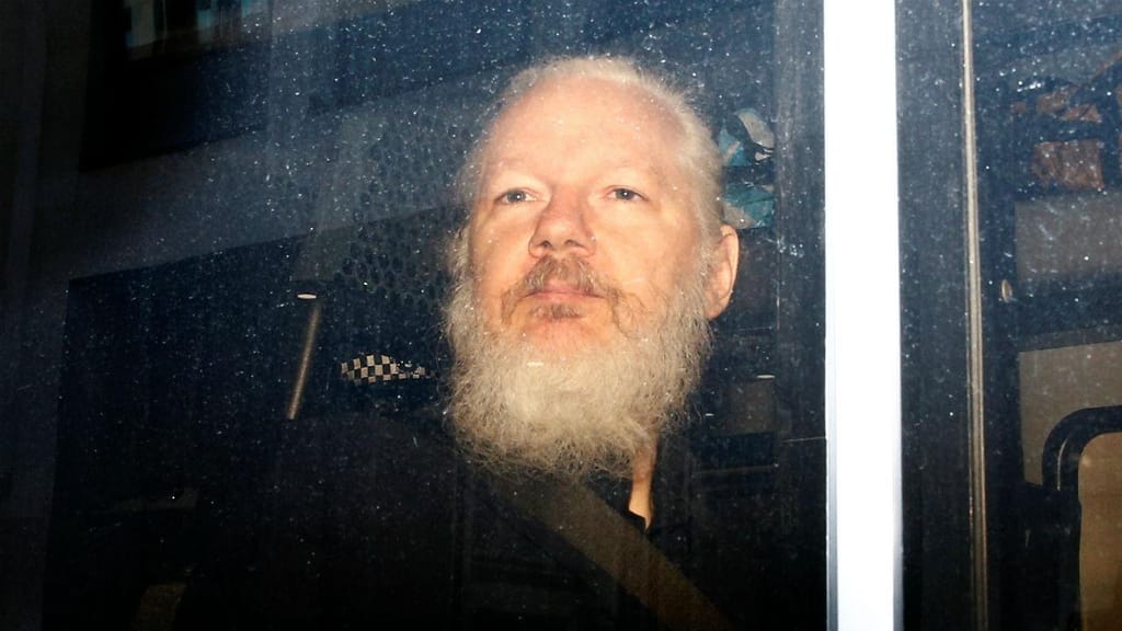 Julian Assange, fundador da WikiLeaks, foi detido em Londres após sete anos na embaixada do Equador. Governo equatoriano retirou-lhe o asilo e convidou a polícia inglesa a deter o ativista australiano, que foi retirado à força da embaixada