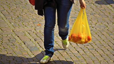 Parlamento aprova fim das embalagens de plástico para pão, fruta e legumes - TVI