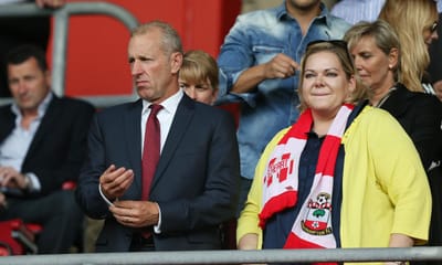 Inglaterra: Southampton confirma saída do presidente - TVI
