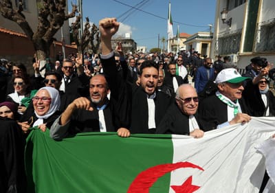 Ministro argelino impedido de sair do aeroporto por manifestantes - TVI