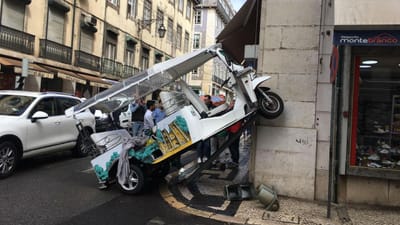 Tuk-tuk despista-se na Baixa de Lisboa e derruba semáforo - TVI