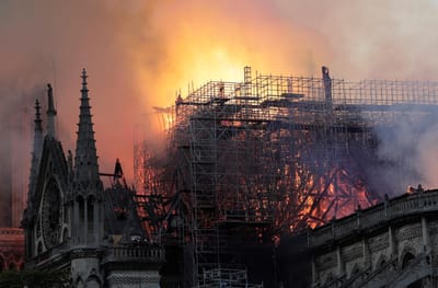 Paris: violento incêndio consome catedral de Notre Dame, mas "estrutura está a salvo" - TVI