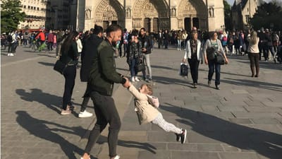 Turista procura pai e filha que fotografou em Notre-Dame momentos antes do incêndio - TVI