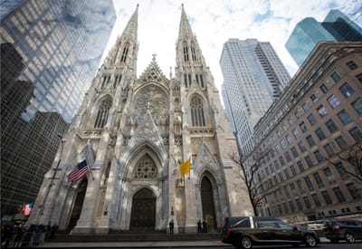 Homem detido com dois bidões de gasolina numa catedral em Nova Iorque - TVI
