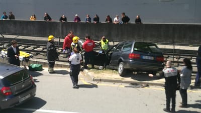 Homem morre em despiste de carro junto ao hospital de Matosinhos - TVI