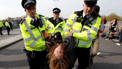 Já há mais de 700 detidos em protestos contra alterações climáticas em Londres - TVI