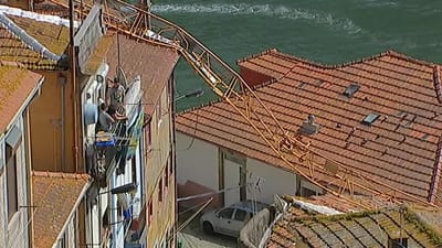 Empresa que instalou as gruas que caíram no Porto avança com queixa contra sindicato - TVI