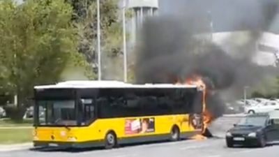Vídeo: autocarro da Carris arde em frente ao ISEL - TVI