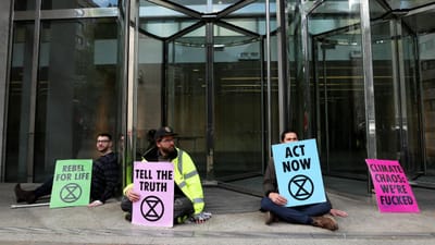 Ativistas do grupo Extinction Rebellion bloqueiam entrada da bolsa de Londres - TVI