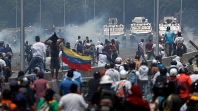 Militares avançam de carro sobre a multidão em Caracas - TVI
