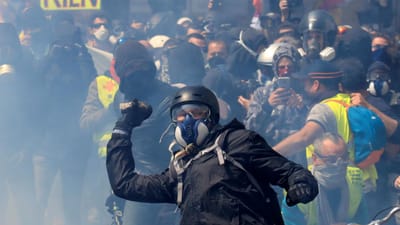 1.º de Maio: confrontos, carros incendiados e 380 detidos nos protestos de Paris - TVI