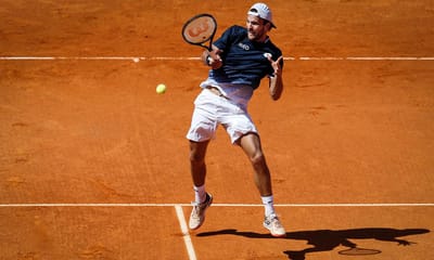 Ténis: João Sousa salva quatro «match points» e marca encontro com Federer - TVI