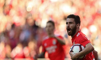 VÍDEO: Rafa aproveita corte infeliz de Junio e marca para o Benfica - TVI