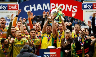 VÍDEO: jogadores do Norwich têm de empurrar autocarro durante a festa - TVI