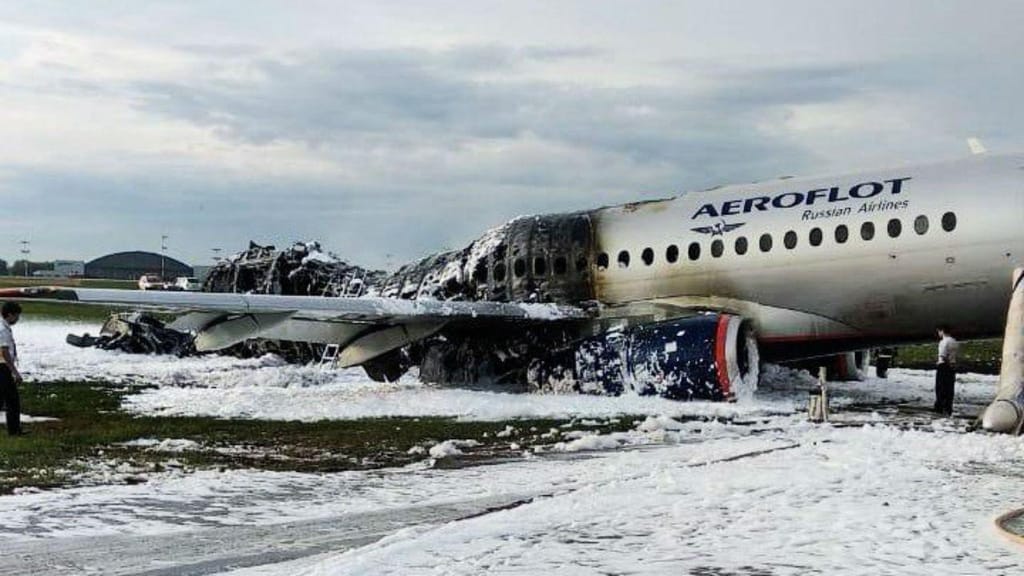 Avião incendeia-se após aterragem de emergência na Rússia