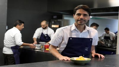 Um dos melhores chefs do mundo travado no aeroporto por causa de 40 piranhas - TVI
